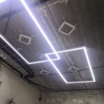 Натяжные потолки с оригинальным освещением световые линии