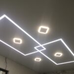 Натяжные потолки с оригинальным освещением световые линии