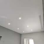 Натяжные потолки в коттедже 189 м² с подсветкой и треками