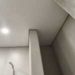 Натяжные потолки в коттедже 189 м² с подсветкой и треками