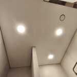 Натяжной потолок в евродвушке 40 м² с подсветкой и встроенными карнизами