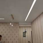 Натяжные потолки в четырёхкомнатной квартире 81 м² в центре Москвы: два уровня, световые линии и теневые диффузоры