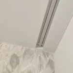 Натяжные потолки в Коммунарке: высота 3,10 м, металлический карниз с эффектом ниши и полный комплекс «под ключ» Натяжные потолки в Коммунарке: высота 3,10 м, металлический карниз с эффектом ниши и полный комплекс «под ключ»