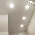 Натяжные потолки в Коммунарке: высота 3,10 м, металлический карниз с эффектом ниши и полный комплекс «под ключ» Натяжные потолки в Коммунарке: высота 3,10 м, металлический карниз с эффектом ниши и полный комплекс «под ключ»